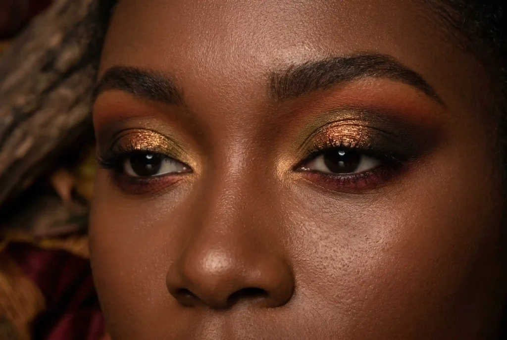 Jak dobrać cienie do powiek? Zobacz, jak dobrać cienie pod kolor oczu i jak pracować cieniami, by powieka zachwycała! Ultra-realistyczny makijaż oczu modelki w głębokich barwach brązu, miedzi i złota, dobrany do jesiennego typu kolorystycznego.